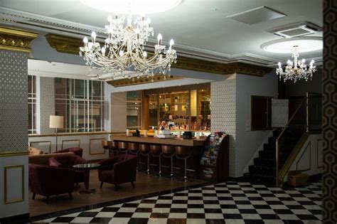 THE LADBROOKE HOTEL .
